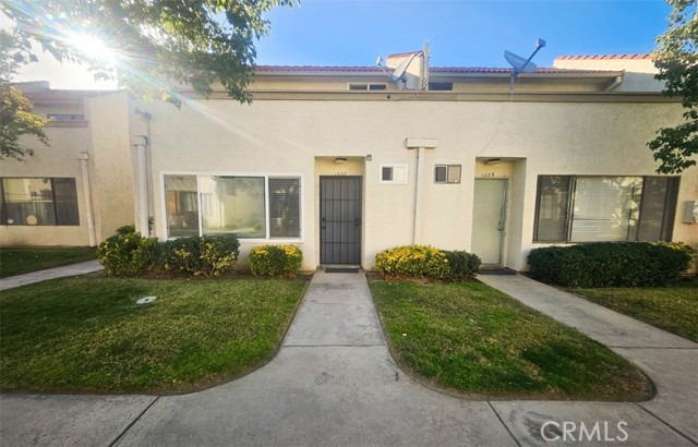 Detail Gallery Image 4 of 37 For 1337 W Latham, Hemet,  CA 92543 - 3 Beds | 2/1 Baths