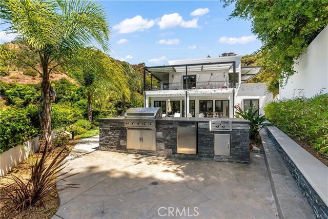 Detail Gallery Image 17 of 65 For 9484 Gloaming Dr, Beverly Hills,  CA 90210 - 4 Beds | 4 Baths
