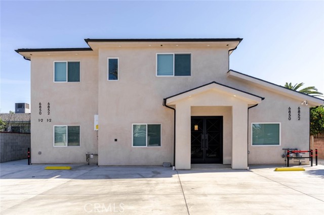 Detail Gallery Image 4 of 23 For 6850 1/2 Ranchito Ave, Van Nuys,  CA 91405 - 3 Beds | 3 Baths