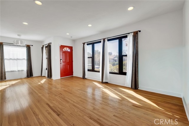 Detail Gallery Image 8 of 29 For 6630 Mclennan, Lake Balboa,  CA 91406 - 3 Beds | 2 Baths