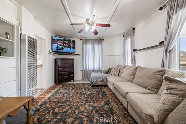 435 S Palm Avenue, Santa Paula CA: https://media.crmls.org/medias/4dff26ff-47f5-4a2b-b68a-df7c8aebd92b.jpg