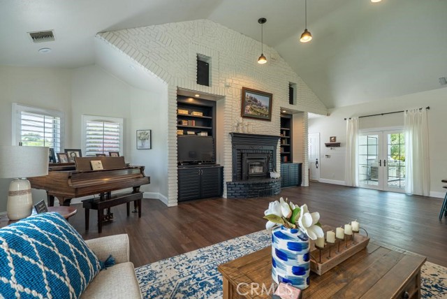 Detail Gallery Image 22 of 74 For 15725 Bronco Dr, Canyon Country,  CA 91387 - 5 Beds | 4/1 Baths