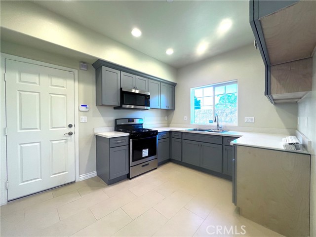 Detail Gallery Image 4 of 16 For 626 E Grand Ave, Pomona,  CA 91766 - 3 Beds | 2/1 Baths