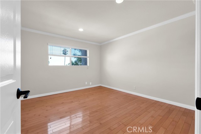 Image 26 of 31 For 532 Rossmore Avenue 411
