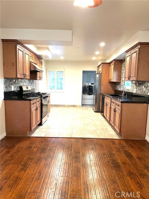 8049 Le Berthon Street, Sunland CA: https://media.crmls.org/medias/4e06237d-df9e-4b61-a468-97cf07a5dced.jpg