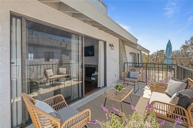 222 Irena Avenue, Redondo Beach, California 90277, 2 Bedrooms Bedrooms, ,3 BathroomsBathrooms,Residential,Sold,Irena,SB24068601