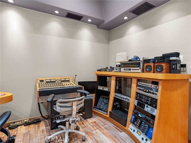 5762 Andasol Avenue, Encino CA: https://media.crmls.org/medias/4e07f3f1-cc83-4409-9419-b92577224220.jpg