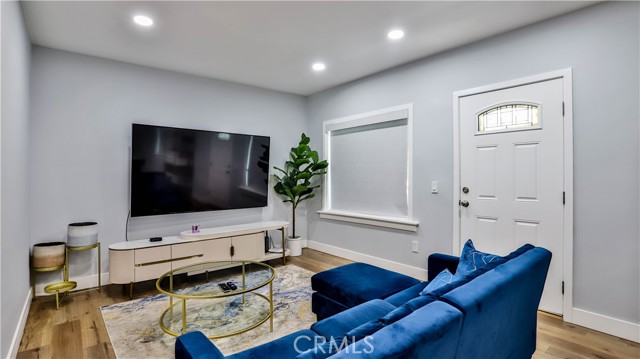 408 S Flower Street, Santa Ana CA: https://media.crmls.org/medias/4e08c90d-8f0b-4416-a048-b2a28374f65a.jpg
