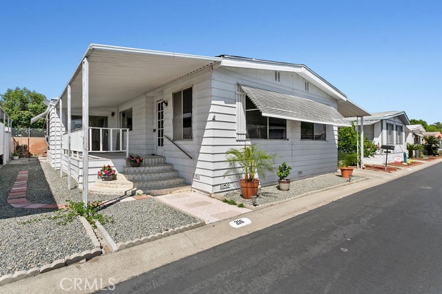 24921 Muirlands Boulevard, Lake Forest CA: https://media.crmls.org/medias/4e0c3bc7-107a-40c1-9518-14c6a0b71fe1.jpg