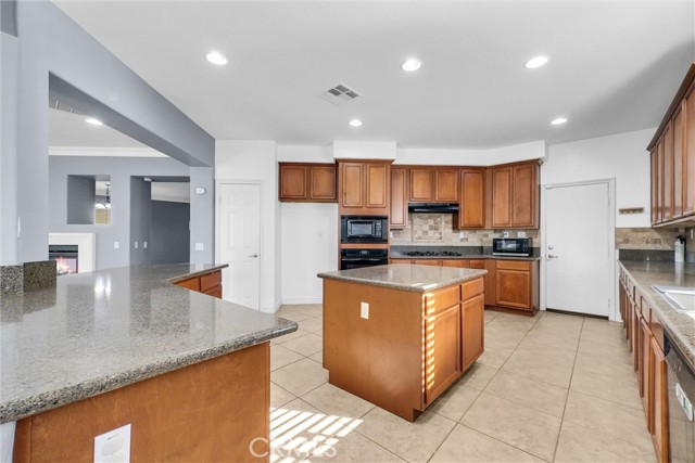 Detail Gallery Image 15 of 42 For 519 Cedarbrook Ln, Corona,  CA 92879 - 4 Beds | 2/1 Baths