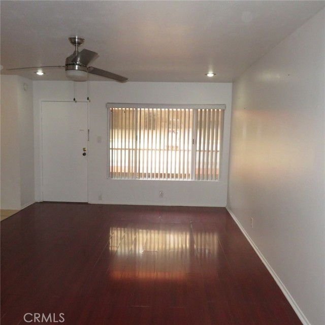 545 Chestnut Avenue, Long Beach CA: https://media.crmls.org/medias/4e113680-00b0-48e2-b0ec-159017caf5a9.jpg