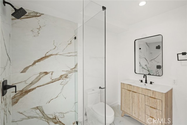 Detail Gallery Image 25 of 33 For 7010 Lennox Ave #B,  Van Nuys,  CA 91405 - 4 Beds | 2 Baths