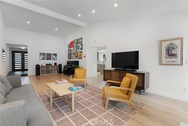 Detail Gallery Image 10 of 42 For 5607 Royer Ave, Woodland Hills,  CA 91367 - 4 Beds | 2 Baths
