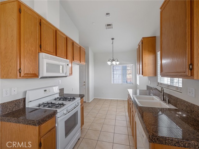 Detail Gallery Image 9 of 24 For 13340 Spring Valley Parkway #D,  Victorville,  CA 92395 - 2 Beds | 2 Baths