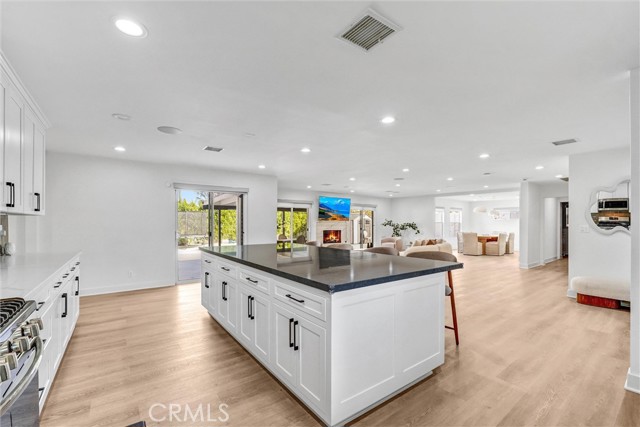 Detail Gallery Image 21 of 46 For 23245 Gonzales Dr, Woodland Hills,  CA 91367 - 5 Beds | 3 Baths