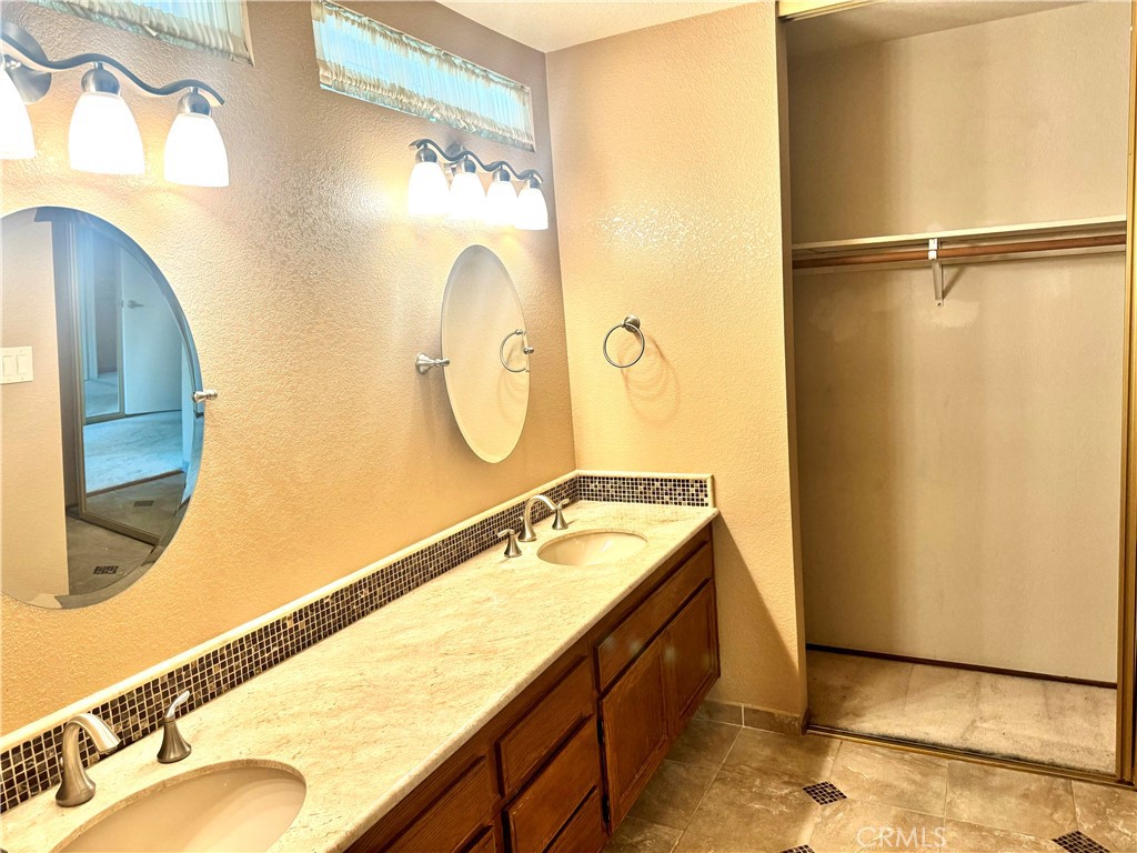 https://media.crmls.org/medias/4e1dc10d-46bc-48c8-a3a9-981e772c9c91.jpg?preset=X-Large