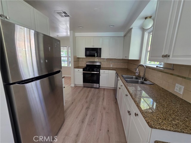 Detail Gallery Image 5 of 22 For 17840 Tarzana St, Encino,  CA 91316 - 4 Beds | 2/1 Baths