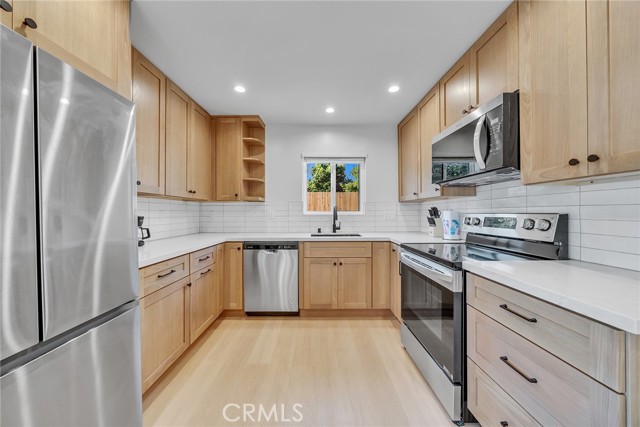 Detail Gallery Image 8 of 22 For 15335 Lemay St, Van Nuys,  CA 91406 - 2 Beds | 2 Baths