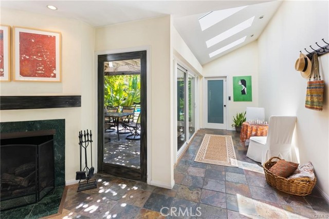 Detail Gallery Image 12 of 28 For 5655 Katherine Ave, Sherman Oaks,  CA 91401 - 2 Beds | 1 Baths