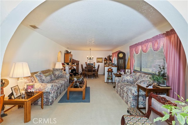 Detail Gallery Image 4 of 47 For 20407 Eyota Ln, Apple Valley,  CA 92308 - 3 Beds | 2 Baths