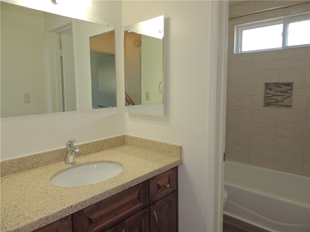 Detail Gallery Image 14 of 27 For 321 Gladys Ave #4,  Long Beach,  CA 90814 - 2 Beds | 1/1 Baths