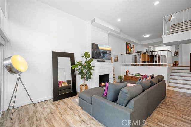 Detail Gallery Image 4 of 31 For 5435 Yarmouth #7,  Encino,  CA 91316 - 2 Beds | 2/1 Baths