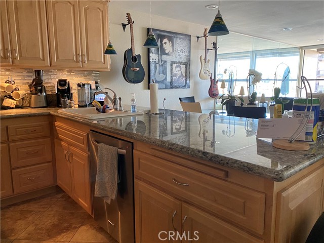 Detail Gallery Image 3 of 11 For 6133 Marina Pacifica, Long Beach,  CA 90803 - 1 Beds | 1/1 Baths