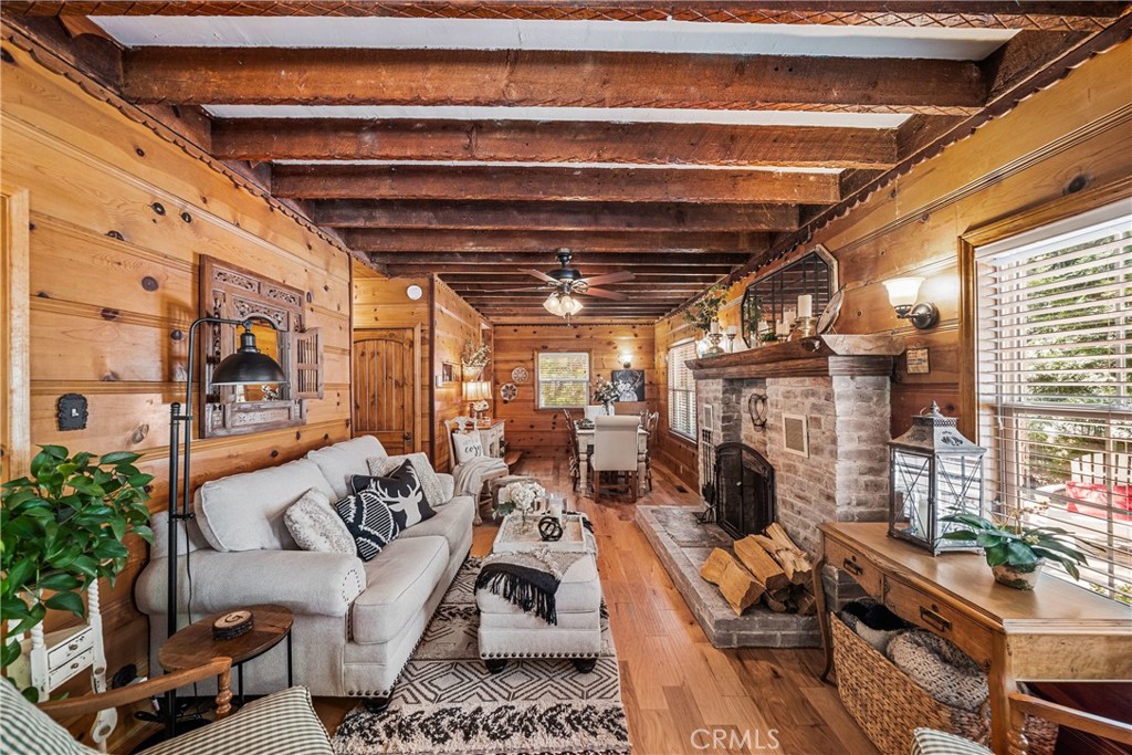 https://media.crmls.org/medias/4e2d574b-553a-4c2b-9804-79b1ad93b474.jpg?preset=X-Large