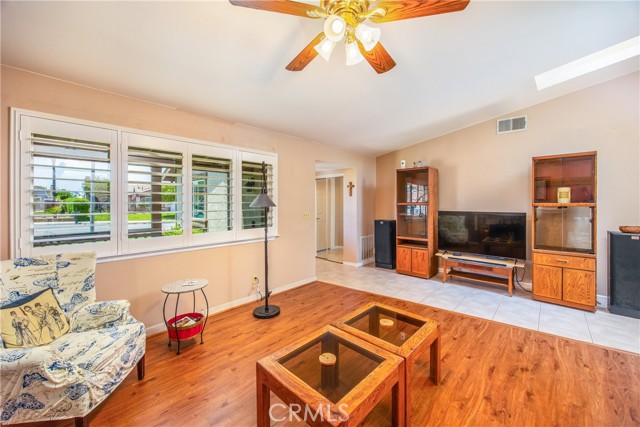 7571 Willow Way, Highland CA: https://media.crmls.org/medias/4e2ea8b1-39ba-4906-840a-26d22a1db513.jpg