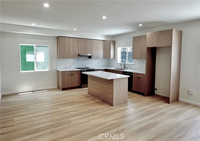 7726 Laurel Canyon Boulevard, North Hollywood CA: https://media.crmls.org/medias/4e33dd54-0252-4f3b-b3f0-88318e2f3b4a.jpg