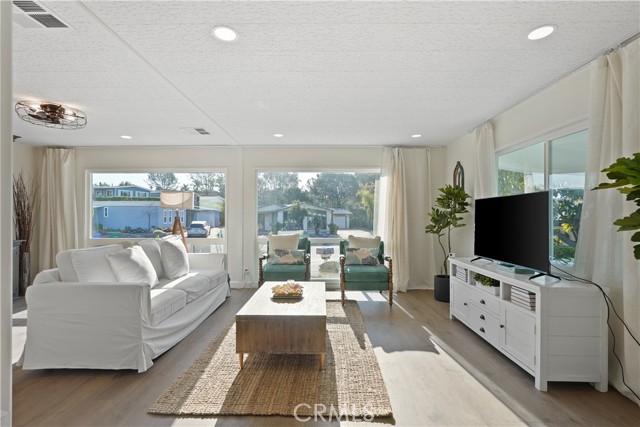 Detail Gallery Image 5 of 68 For 5168 Indian Ct, Oceanside,  CA 92057 - 2 Beds | 2 Baths