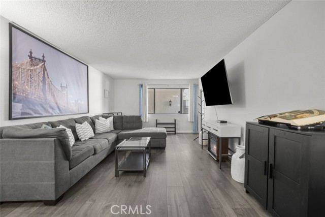 Detail Gallery Image 5 of 41 For 18555 Collins St #C18,  Tarzana,  CA 91356 - 2 Beds | 2 Baths