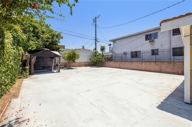 2104 Crenshaw Boulevard, Los Angeles CA: https://media.crmls.org/medias/4e3d8333-a4df-40d9-9cf3-a4fb7cd99163.jpg