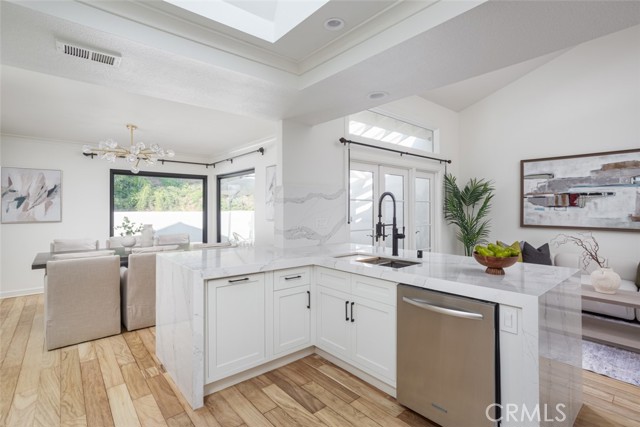 Detail Gallery Image 9 of 34 For 10 Maritime Dr, Corona Del Mar,  CA 92625 - 3 Beds | 2 Baths