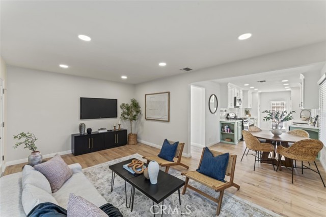 Detail Gallery Image 3 of 44 For 17008 Hartland St, Lake Balboa,  CA 91406 - 4 Beds | 2 Baths