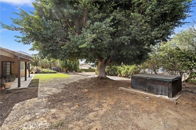 Backyard area with Spa (don't know if it is working)