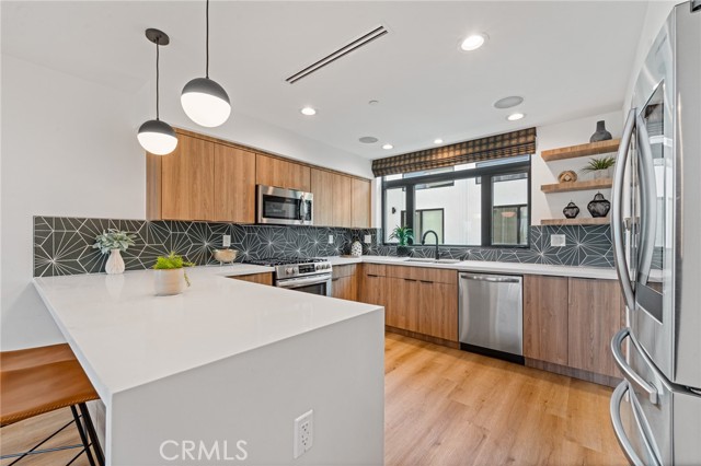 Detail Gallery Image 8 of 27 For 11314 Victory Bld, North Hollywood,  CA 91606 - 3 Beds | 3/1 Baths