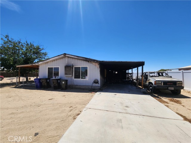 19006 Joshua Street, Adelanto CA: https://media.crmls.org/medias/4e4c56bf-8425-4fdf-8175-d19320c1ee11.jpg