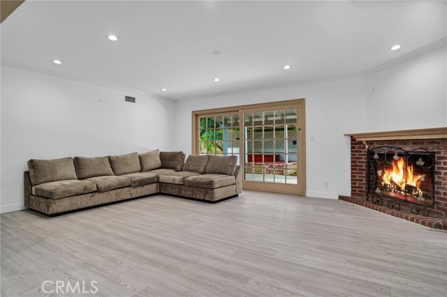 Detail Gallery Image 16 of 39 For 19710 Henshaw St, Woodland Hills,  CA 91364 - 4 Beds | 4 Baths