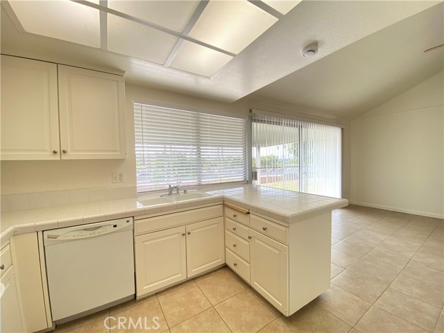 Detail Gallery Image 10 of 23 For 330 W Campus View Dr, Riverside,  CA 92507 - 3 Beds | 2 Baths