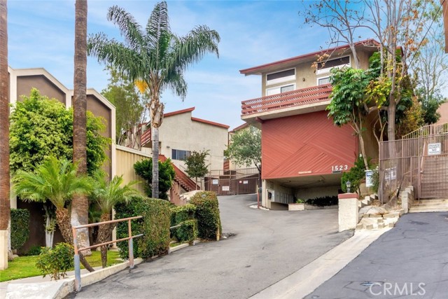 Detail Gallery Image 2 of 36 For 1523 E Windsor Rd 209a,  Glendale,  CA 91205 - 2 Beds | 1/1 Baths