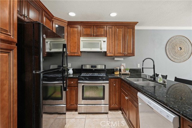Detail Gallery Image 9 of 32 For 23542 Newhall Ave #5,  Newhall,  CA 91321 - 3 Beds | 3 Baths