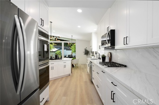 Detail Gallery Image 18 of 65 For 22284 Avenue San Luis, Woodland Hills,  CA 91364 - 6 Beds | 5/1 Baths