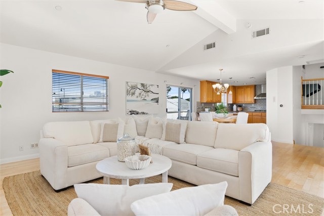 Detail Gallery Image 3 of 35 For 2405 Vanderbilt Ln #C,  Redondo Beach,  CA 90278 - 3 Beds | 2/1 Baths