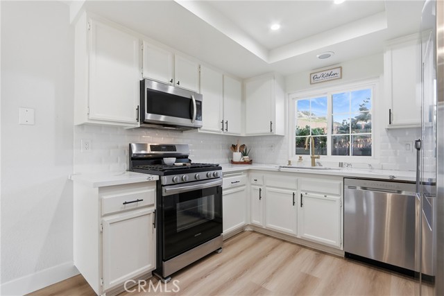 Detail Gallery Image 16 of 49 For 29161 Corales, Canyon Country,  CA 91387 - 3 Beds | 3 Baths