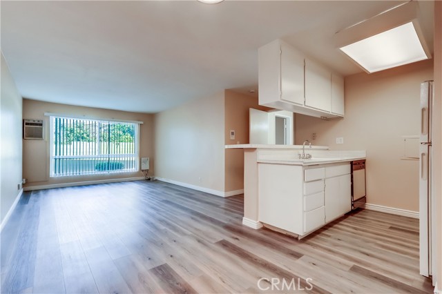 5585 E Pacific Coast, Long Beach CA: https://media.crmls.org/medias/4e5a3598-459d-40ad-a718-dfba8b4ac533.jpg