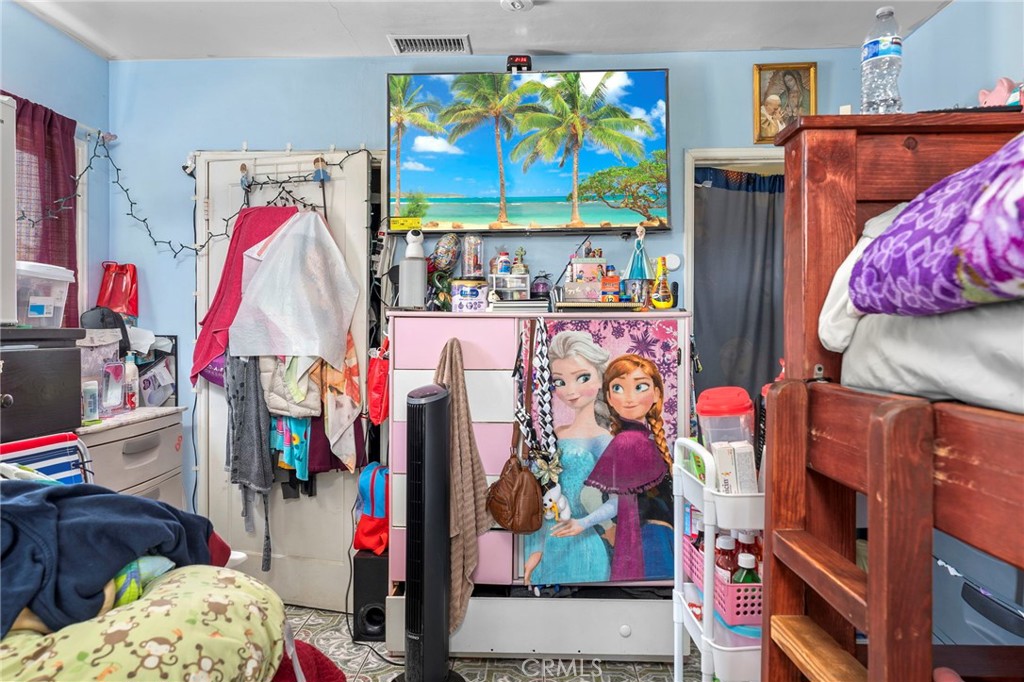 https://media.crmls.org/medias/4e5b704b-6a80-4eab-873d-d03b861d1b49.jpg?preset=X-Large