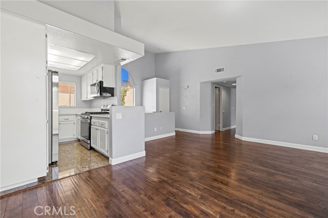 Detail Gallery Image 10 of 44 For 18852 Vista Del Canon #G,  Newhall,  CA 91321 - 2 Beds | 2 Baths