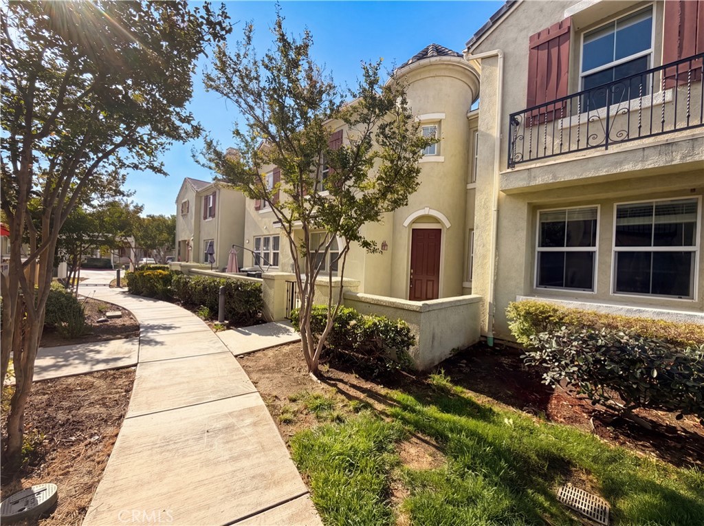 1800 E Lakeshore Drive #1006