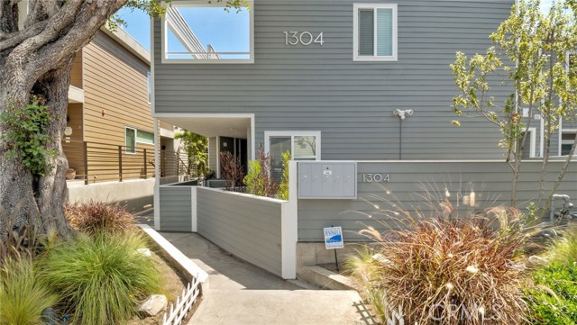 1304 12th Street C, Manhattan Beach, California 90266, 2 Bedrooms Bedrooms, ,2 BathroomsBathrooms,For Sale,12th,SB20056135
